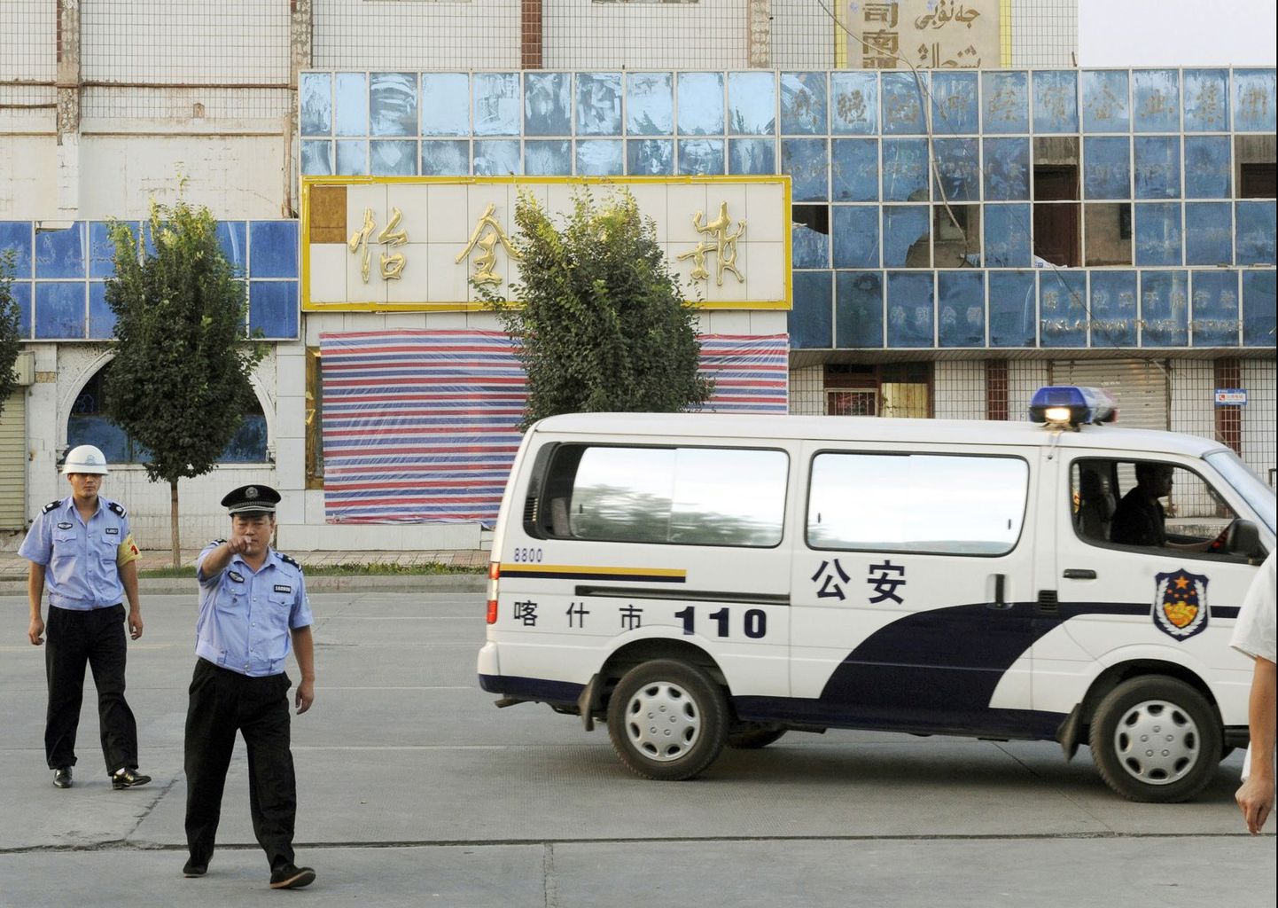 Hiina korravalvur viipamas ajakirjanikele Kashgari linnas, kus uiguuri mässulised rammisid eile veoautoga politseijaoskonda ning heitsid hoonesse granaate.