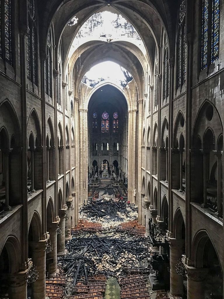 Pilt Notre-Dame'ist päev pärast põlengut