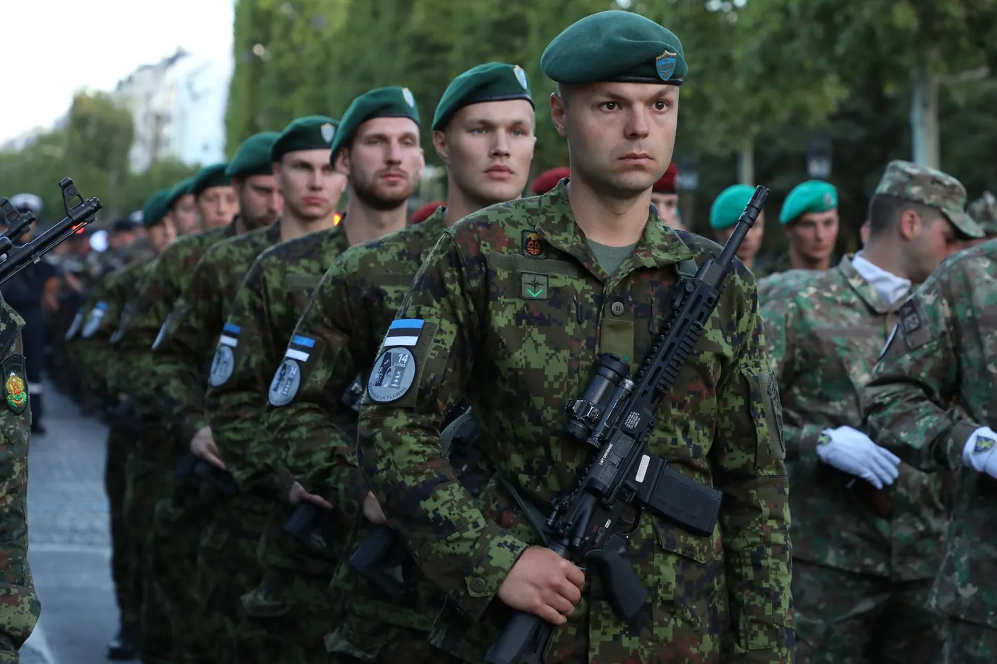 Scoutspataljoni kaitseväelased Pariisis Prantsuse rahvuspüha paraadi peaproovis.