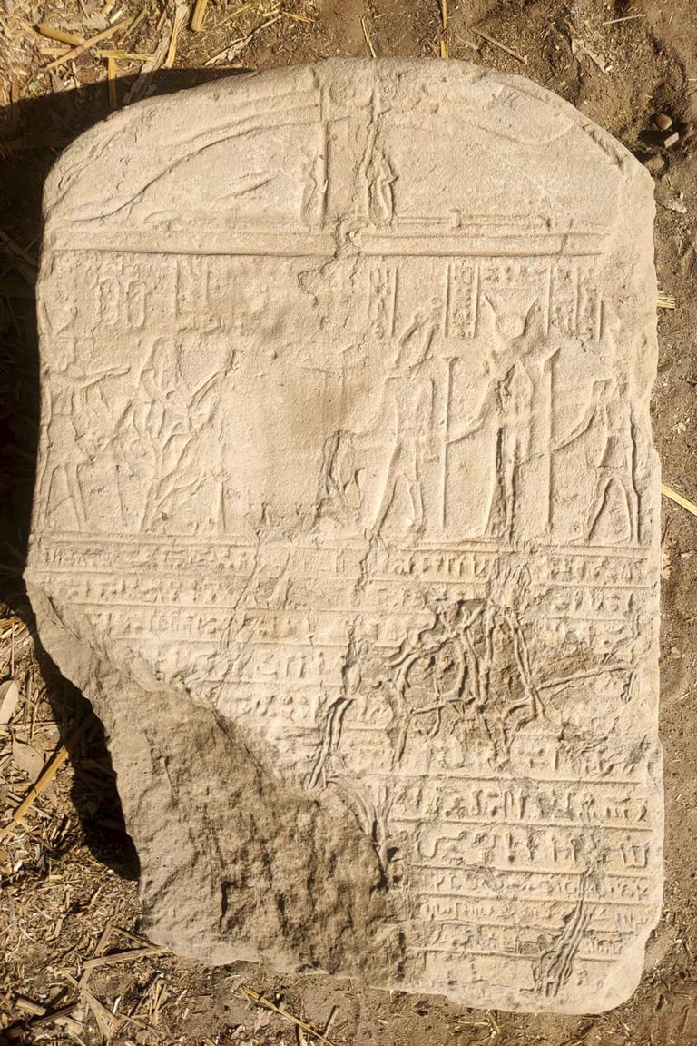 Rooma steel, kuhu on kirjutatud nii hieroglüüfides kui ka lihtsustatud kirjas.