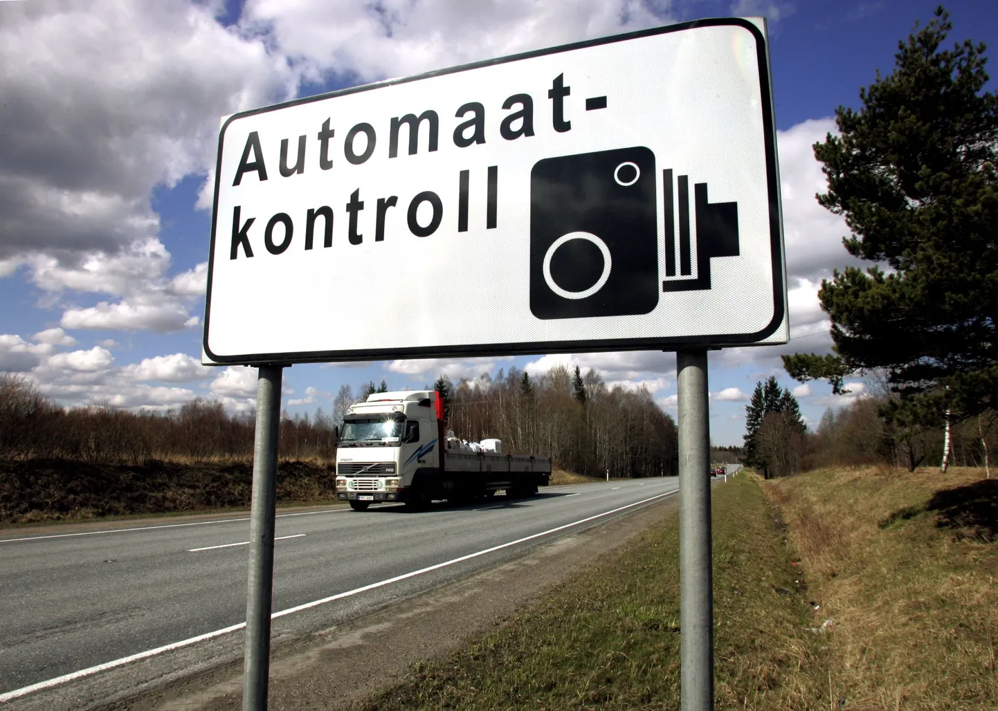 Дорожный знак, уведомляющий об автоматическом контроле.