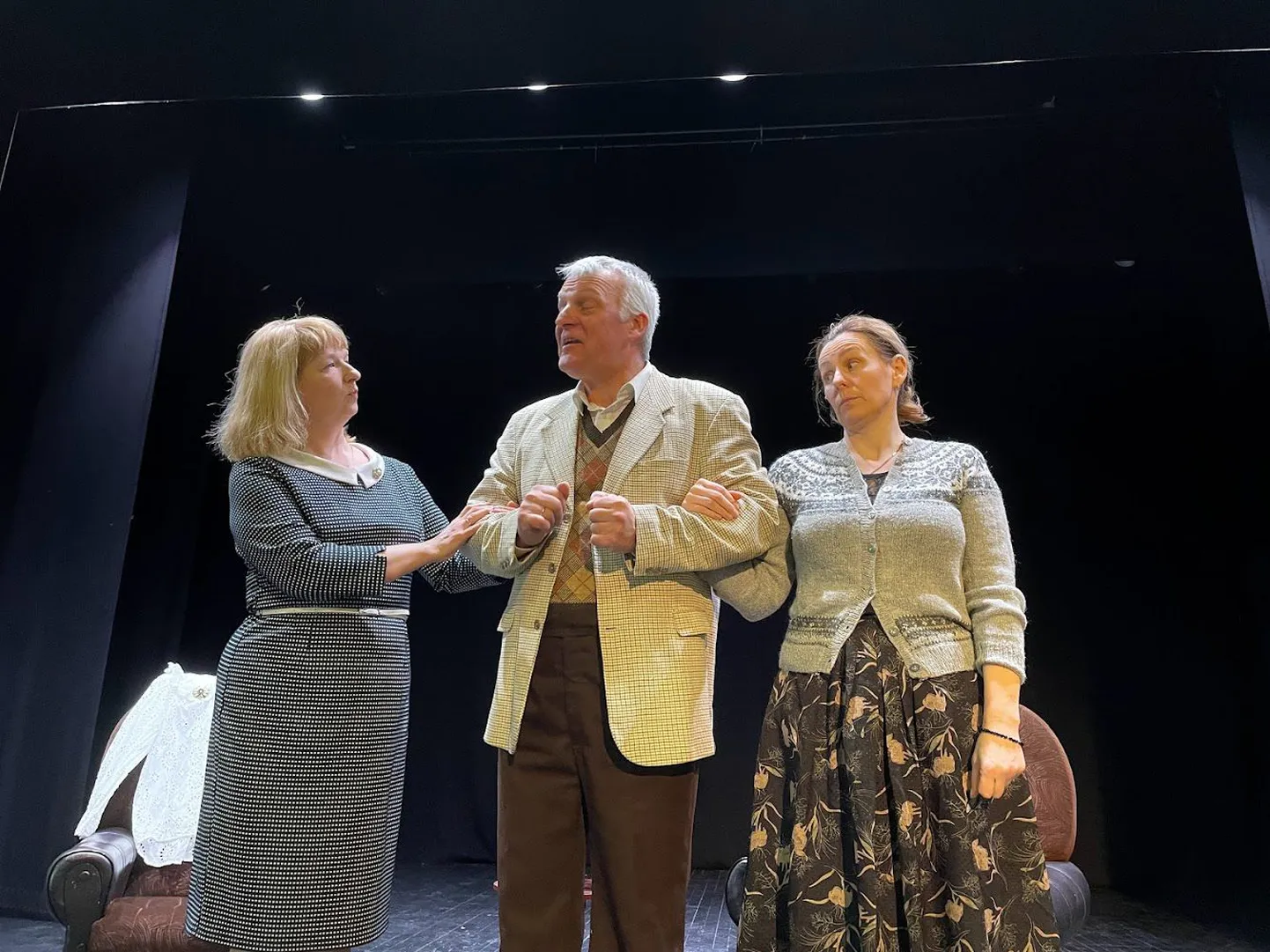 NAISTE HAARDES: (Vasakult) Kristiina (Tea Merivald), Gabriel (Viljar Merivald) ja Ulrika (Annika Juhandi).