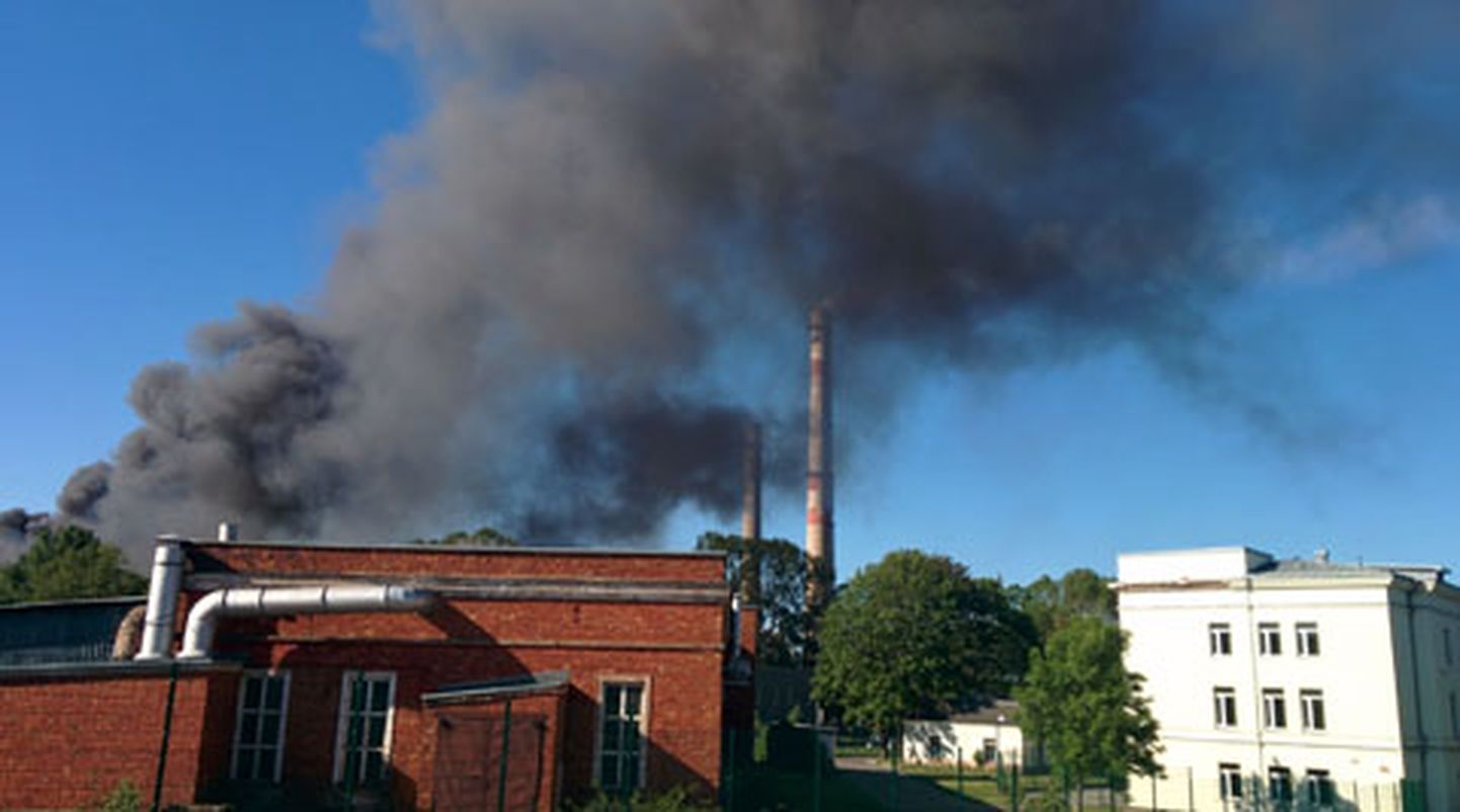 Mürgist musta suitsu põhjustas PVC ja kile põlemine Molycorp Silmeti tsehhis, kus toodetakse nioobiumi ja tantaali.