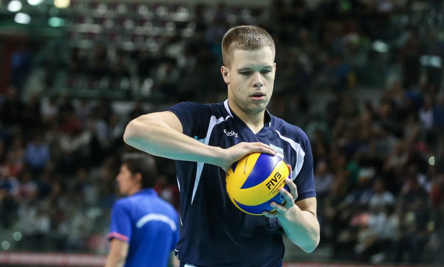 Martti Juhkami mängib suvel hobi korras võrkpalli.
