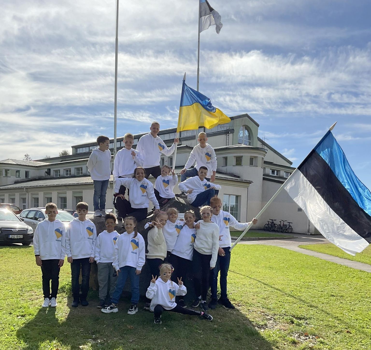 Päeva liigutavaim hetk oli Eesti ja Ukraina laste esinemine, mille olid lavastanud ukrainlannad, kelle koduks on Sürgavere spordihoone.