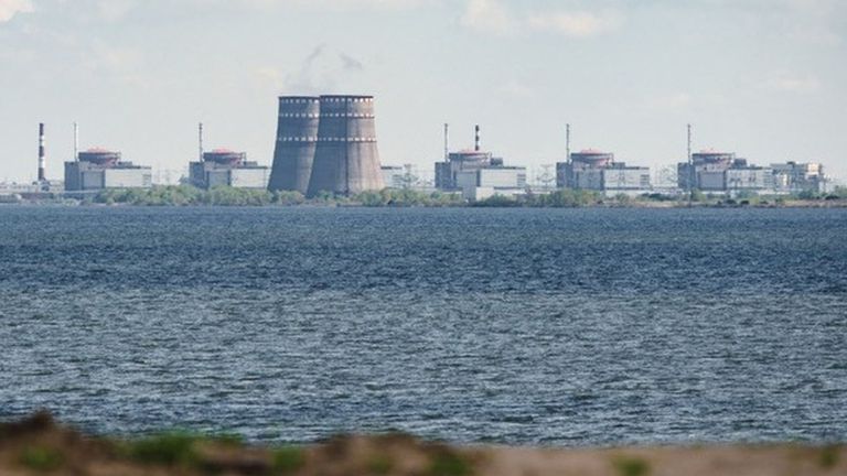 С другой стороны Днепра видны шесть реакторов АЭС