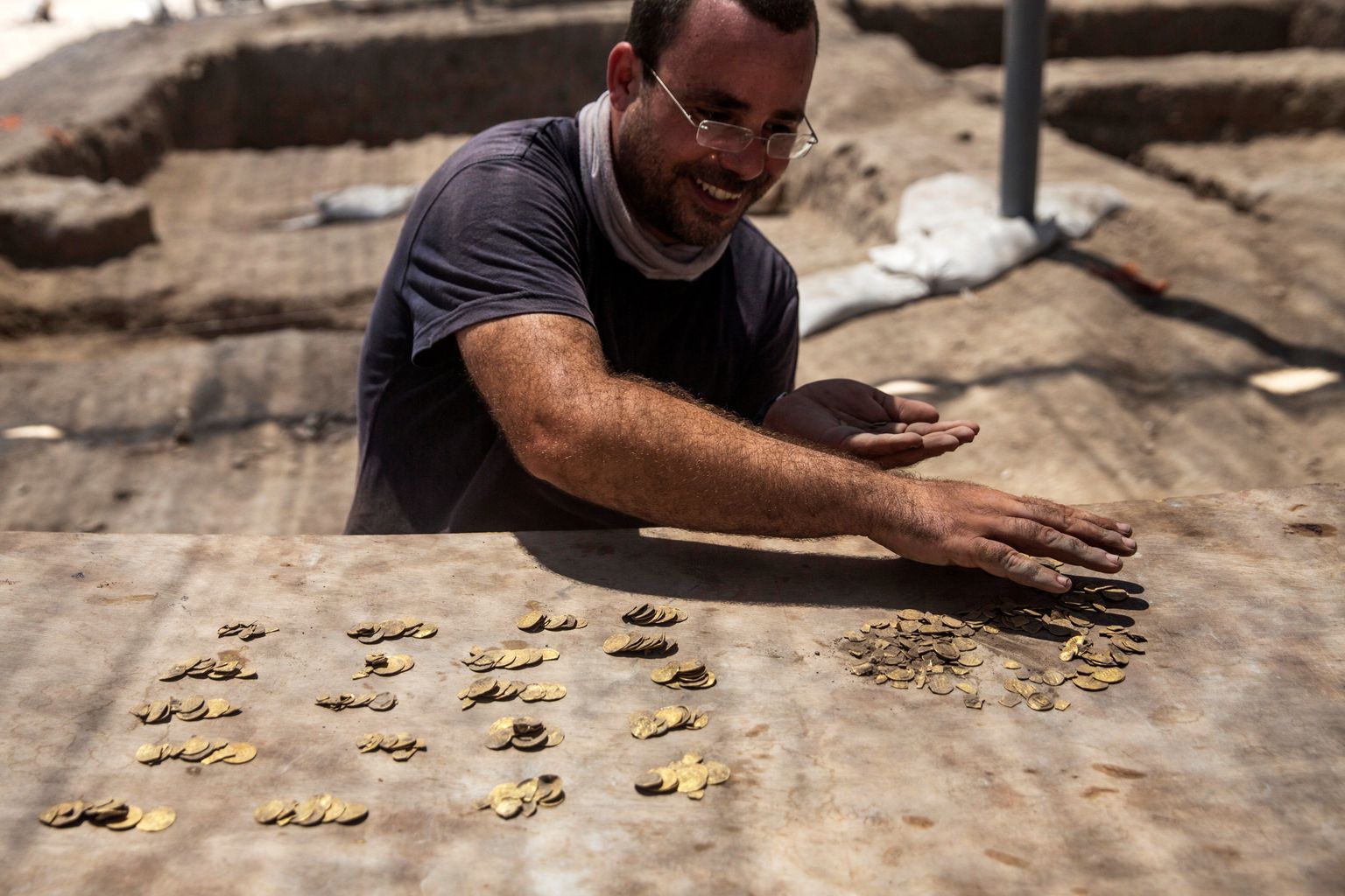 Iisraeli arheoloog Shahar Krispin lugemas üle, kui palju kuldmünte nad leidsid