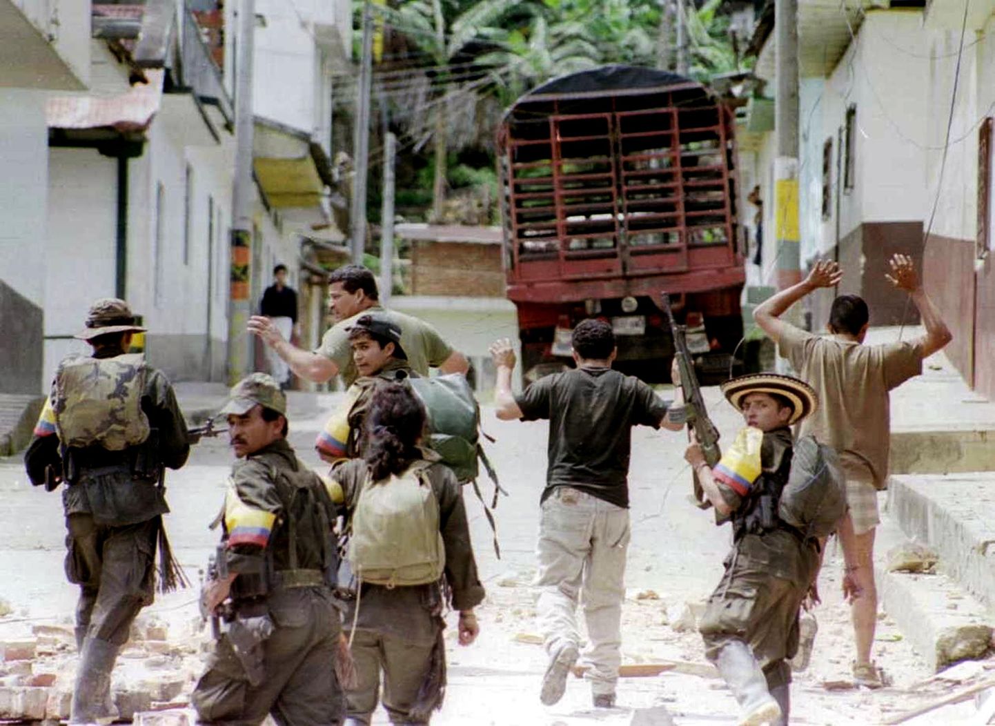 FARCi liikmed pantvangidega.