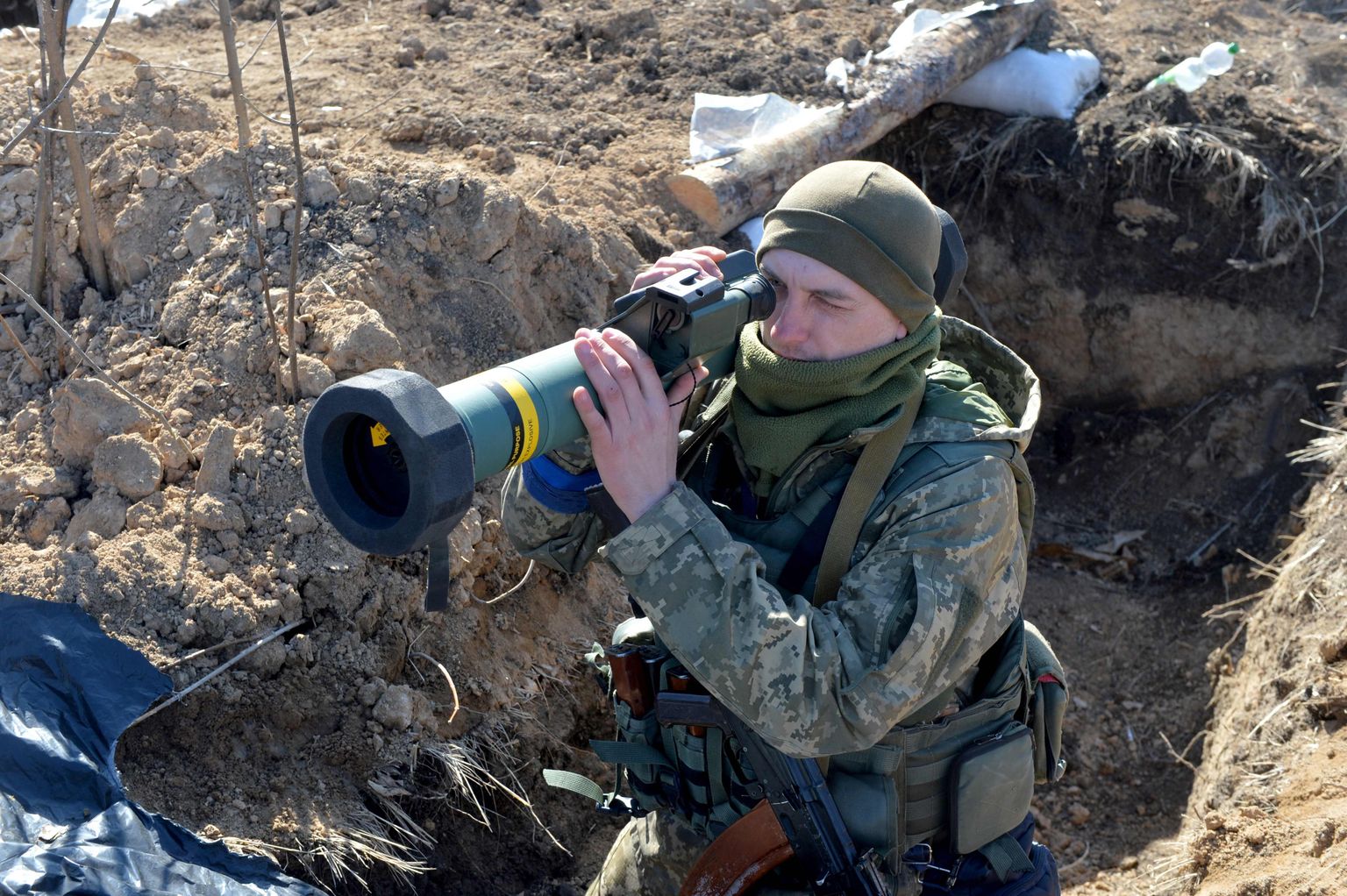 Ukraina relvajõudude sõjaväelane hoidmas käes kaasaskantavat tankitõrjeraketti FGM-148 Javelin.