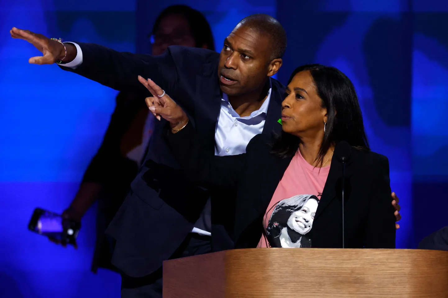 Kamala Harrise õde Maya Harris ja tema abikaasa Tony West tegemas lavaproovi demokraatide konvendil Chicagos 22. augustil 2024.