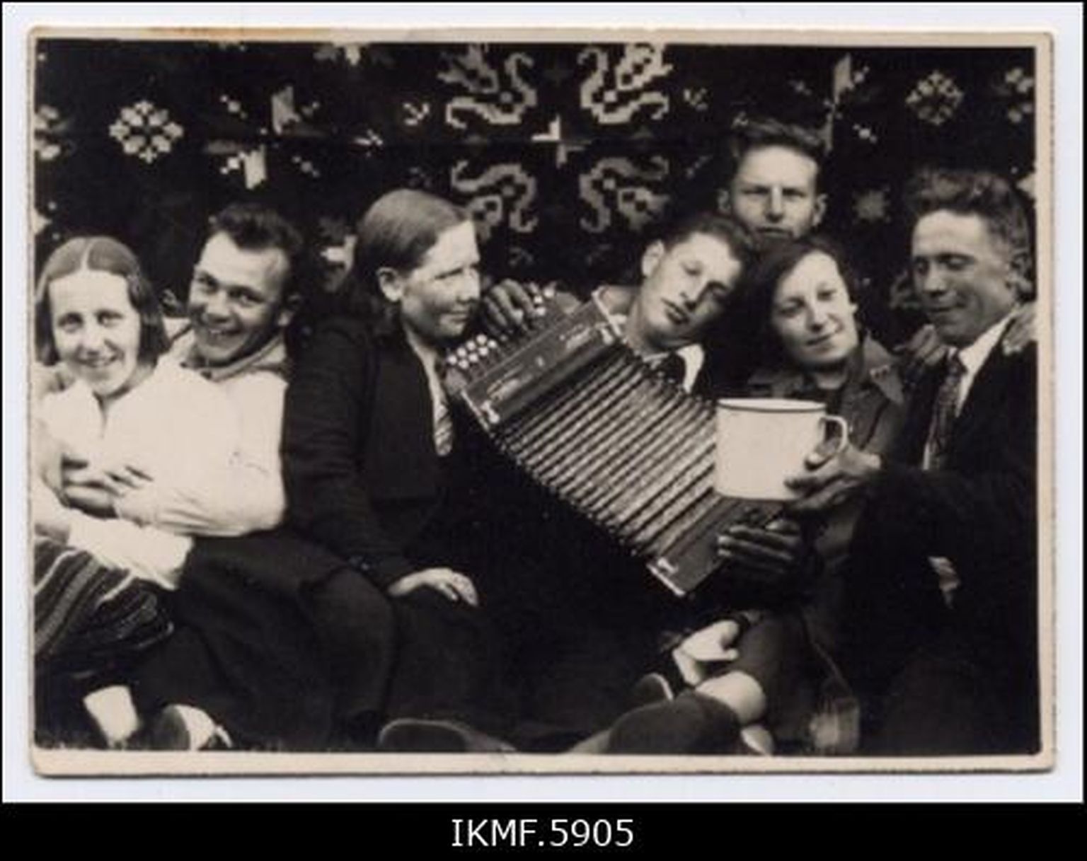 Juhani pulm Rõudes 10. juunil 1934. aastal. Foto pärit Rohuneemest Annuse talu fotoalbumist.