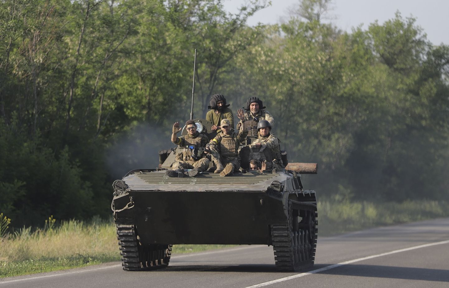 Украинские военные на бронетранспортере. Фото иллюстративное.