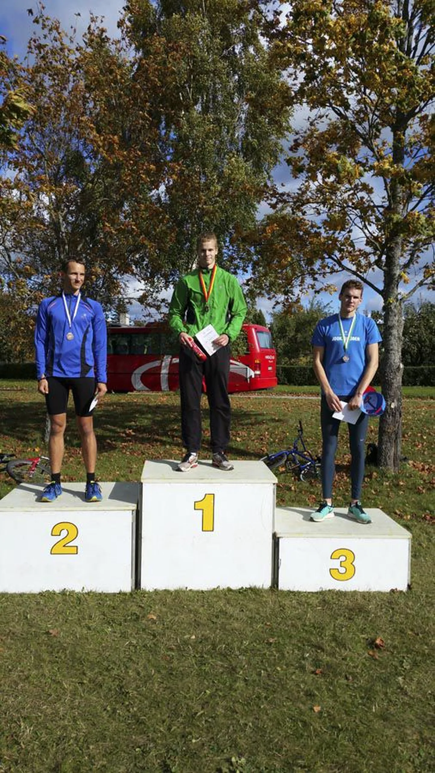 Viljandimaa koolinoorte murdmaajooksu karikavõistluste gümnaasiumiastme 3000 meetri distantsi võitis Viljandi gümnaasiumi õpilane Kris Gregor Edo. Teine ja kolmas olid koduradadel võistelnud Kitzbergi koolipoisid Margus Hanni ja Romet Ain.
