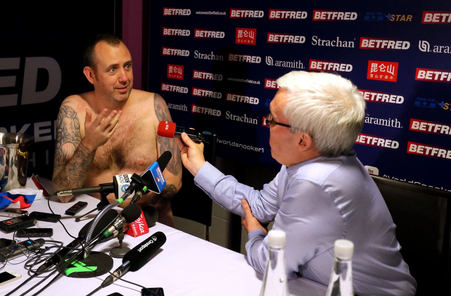 Mark Williams tuli MM-võidule järgnenud pressikonverentsile alasti, sest oli nii lubanud, kui võiduvõimalus pisikesena tundus.
