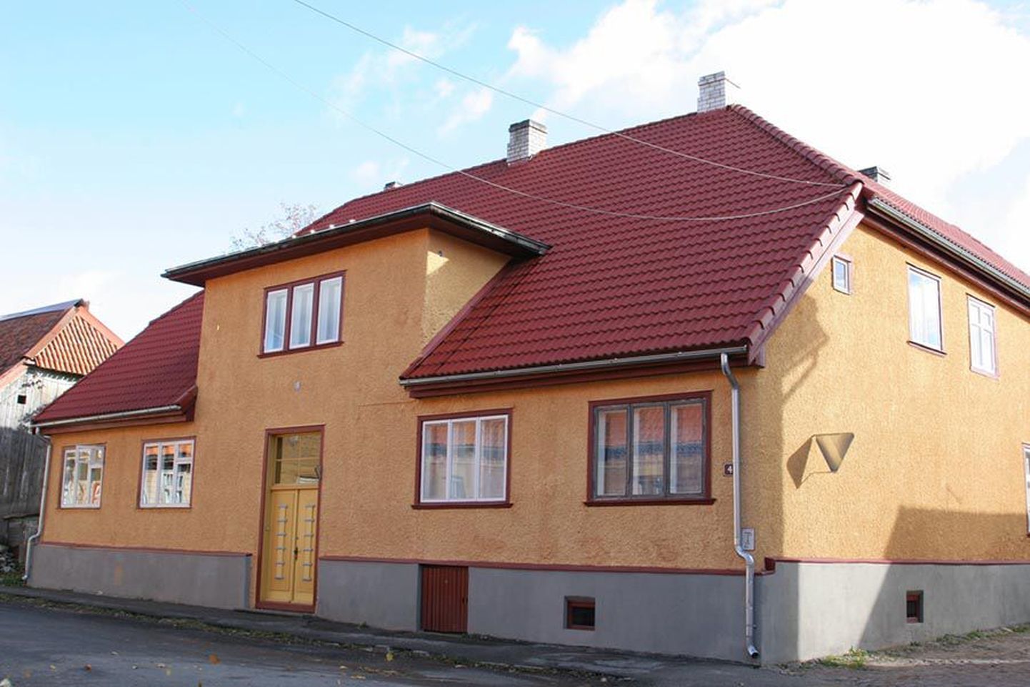 Lossi tänav 4 kuulub kaheksale perekonnale, kes on ühel meelel oma maja nägusaks värvinud. Neist Helve Plümberg laskis oma rahaga valmistada ukse, mis üle-eelmisel sajandil ehitatud hoonele väga hästi sobib.