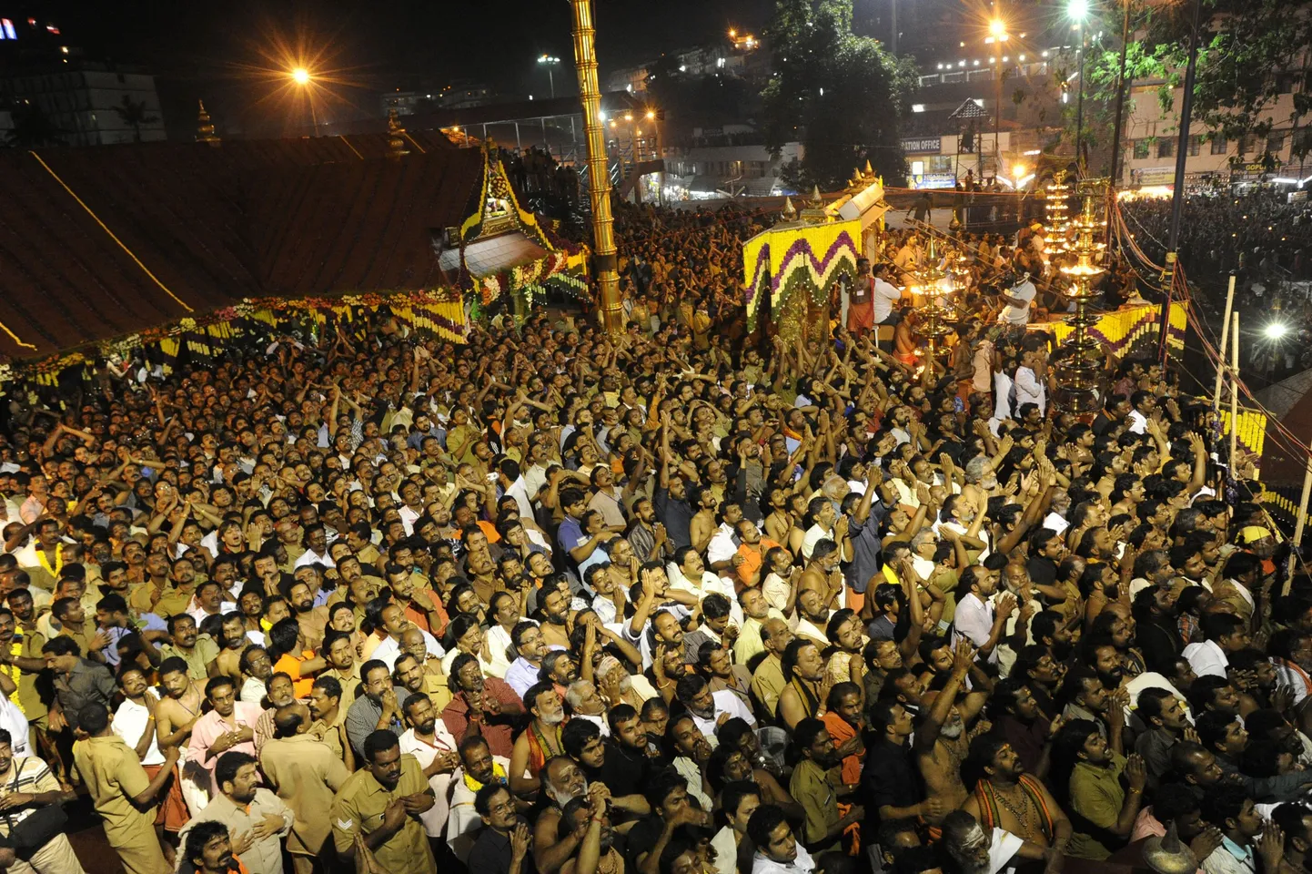 Palverändurid Sabarimala templi juures.