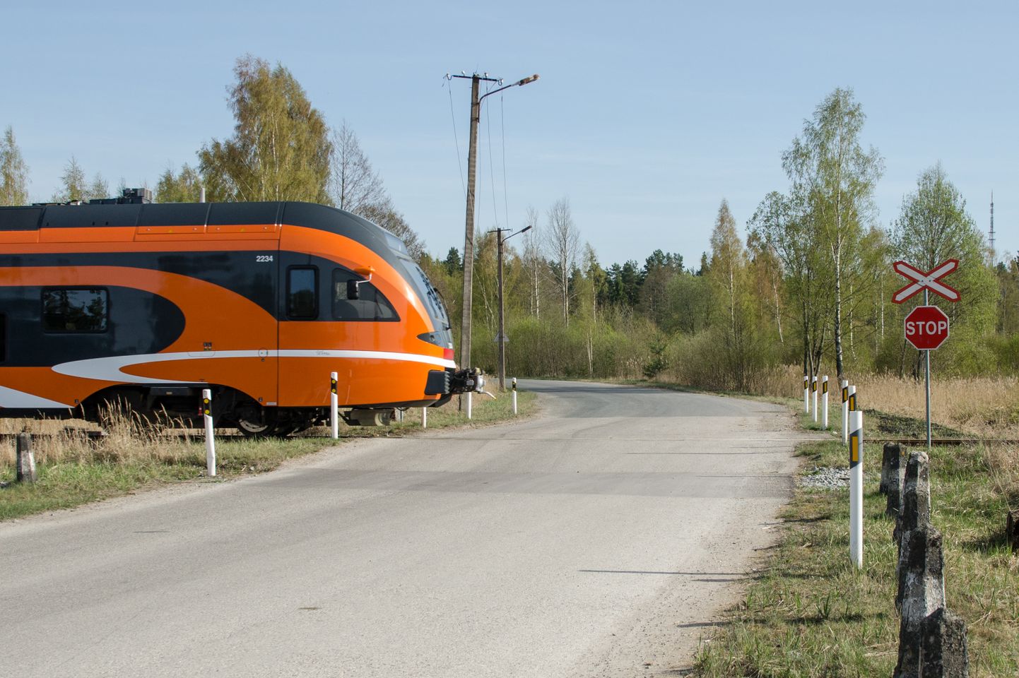 Eestis on arvukalt ilma tõkkepuuta raudteeülesõite.