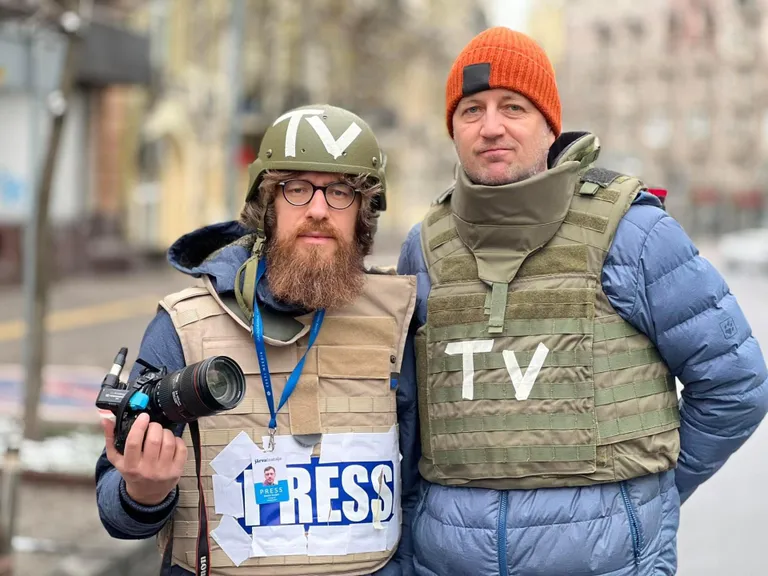 Järva Teataja fotograaf Dmitri Kotjuh (vasakul) ja Postimehe ajakirjanik Margus Martin Ukrainas.