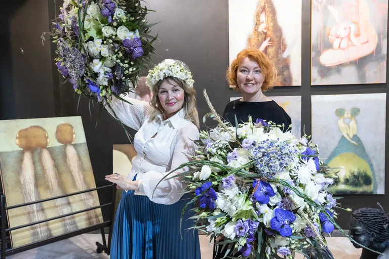 Татьяна Тридворнова и Наталья Жижко с букетами, которые будут подарены президенту и премьер-министру Эстонии в честь 103 годовщины независимости ЭР.