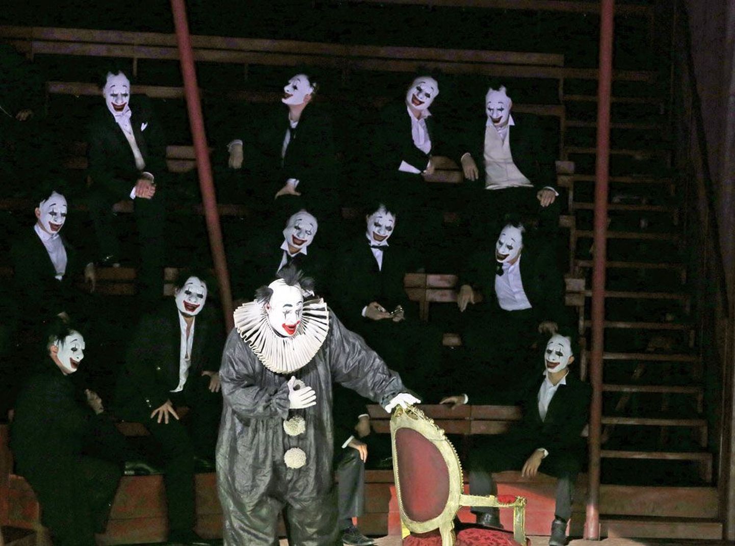 Kõik on tsirkus. Rigolettot (Georgi Gagnidze) ümbritsevad õukondlastena Eesti Filharmoonia kammerkoori meeslauljad.