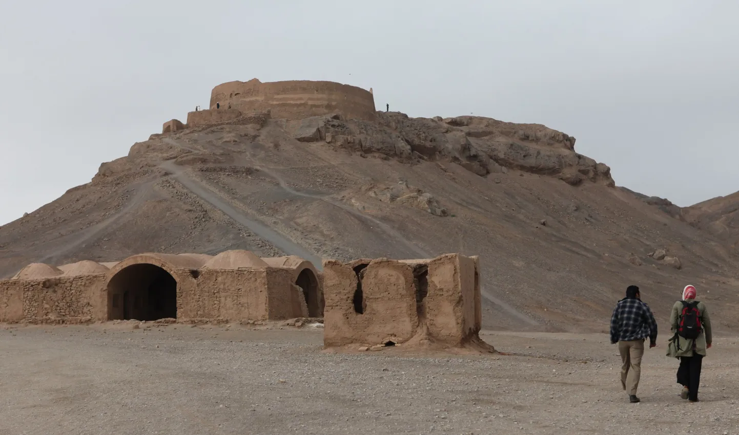 Yazdi “Vaikuse torn” ehk Yazd Dakhma asub Iraanis, Yazdist 15 kilomeetrit kagus.