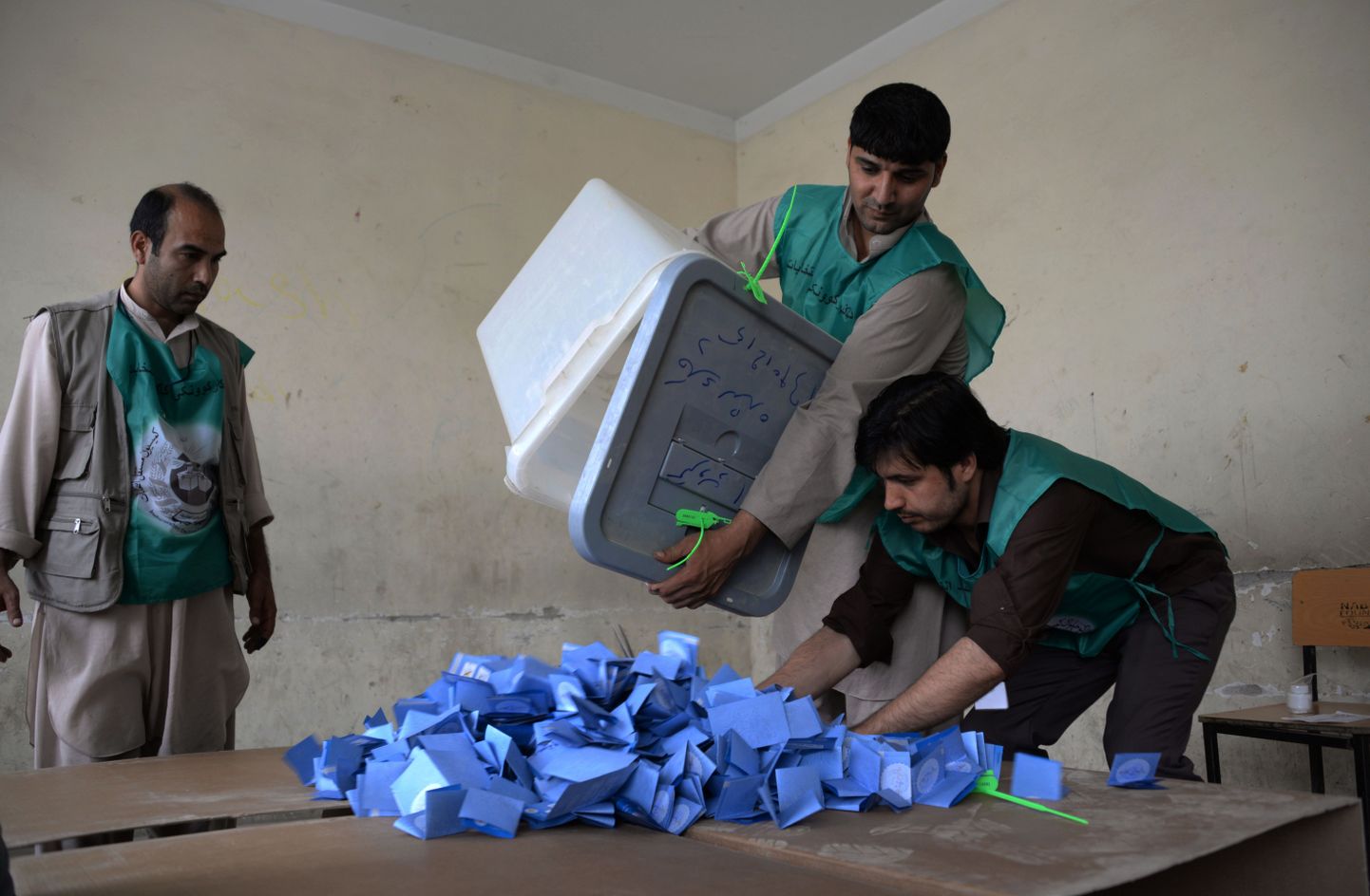 Valimiskastide tühjendamine Kabulis.