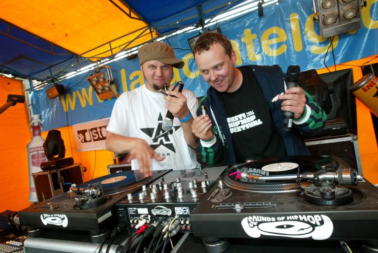 Eesti hiphopifestival 2006. aastal. Pildil on vasakul Kozy (Kaarel Kose) ja paremal üks peakorraldajatest DJ Möls (Maido Möls).