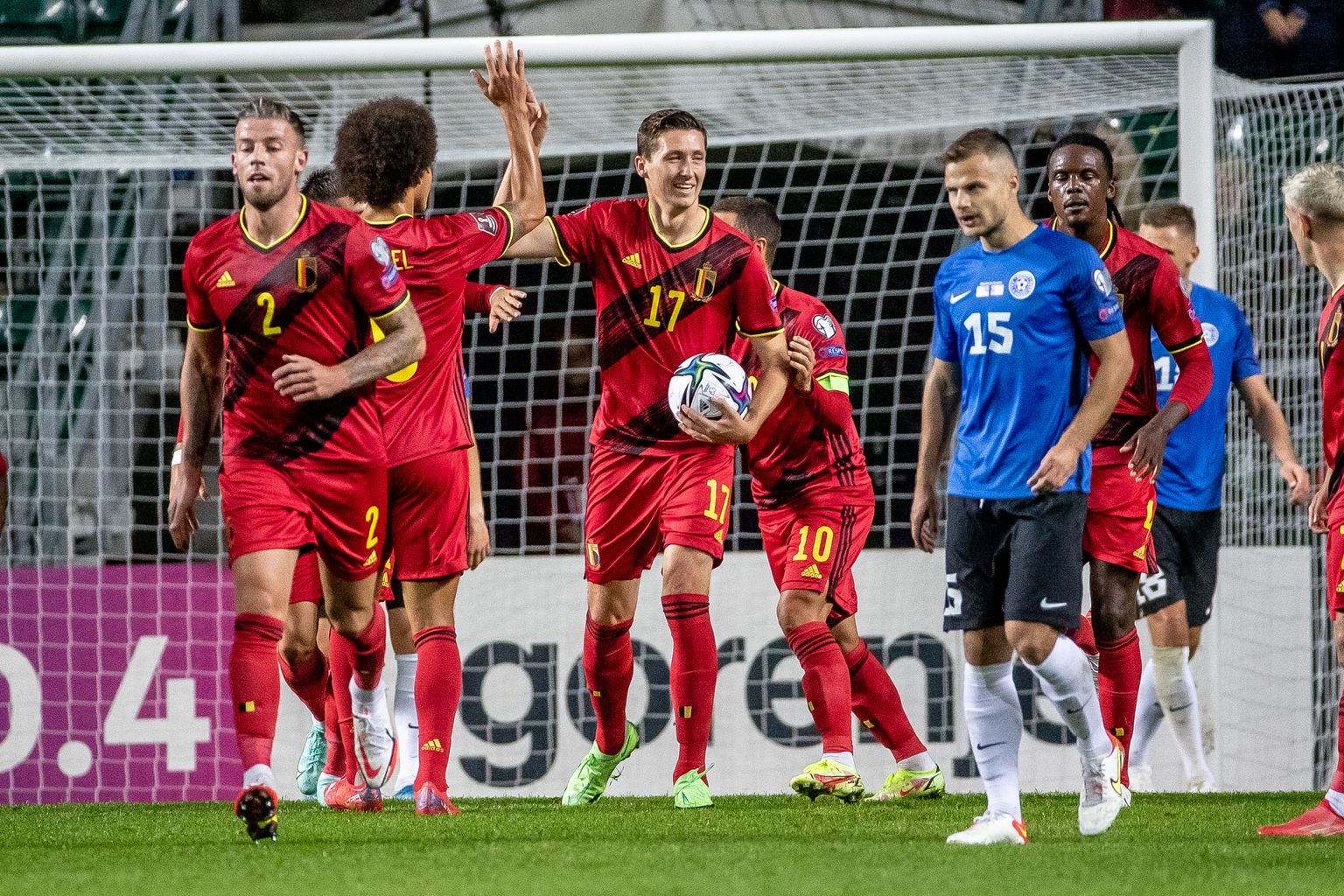 Belgia jalgpallurid tänistavad Eesti vastu löödud väravat.