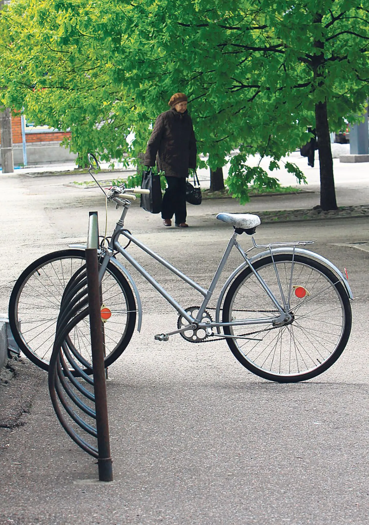 Kodanikuühiskonna nädala puhul Pärnus toimunud inkubaatoris “KUUR 12” kutsuti ellu algatus rajada linna jalgrattahoidikud. Praegu on neid Pärnus vähevõitu ja see piirab linnas jalgratta kasutamist, leiavad algatuse autorid.