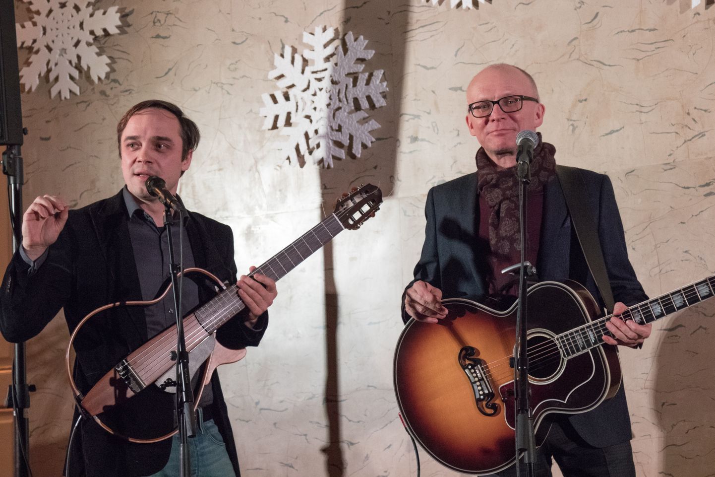 Jaan Sööt ja Andre Maaker kohtusid lavalaudadel esmakordselt 2016. aasta lõpus Viljandis. Mõnusast koosmusitseerimisest jäi mõlemil tunne, et ühtteist oleks veel teineteisele jagada ja publikule jutustada läbi kahe kitarri kooskõla ja laulude. Nüüd esitlevad nad plaati "Armastusfilm".