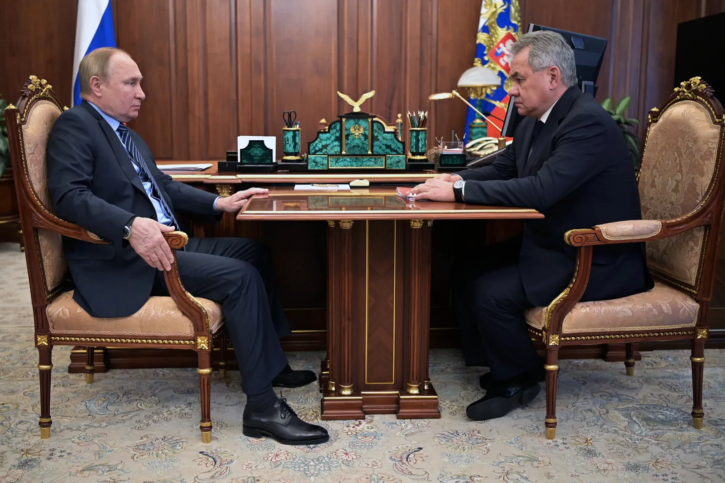 Владимир Путин и Сергей Шойгу. Еще за столом стандартного размера