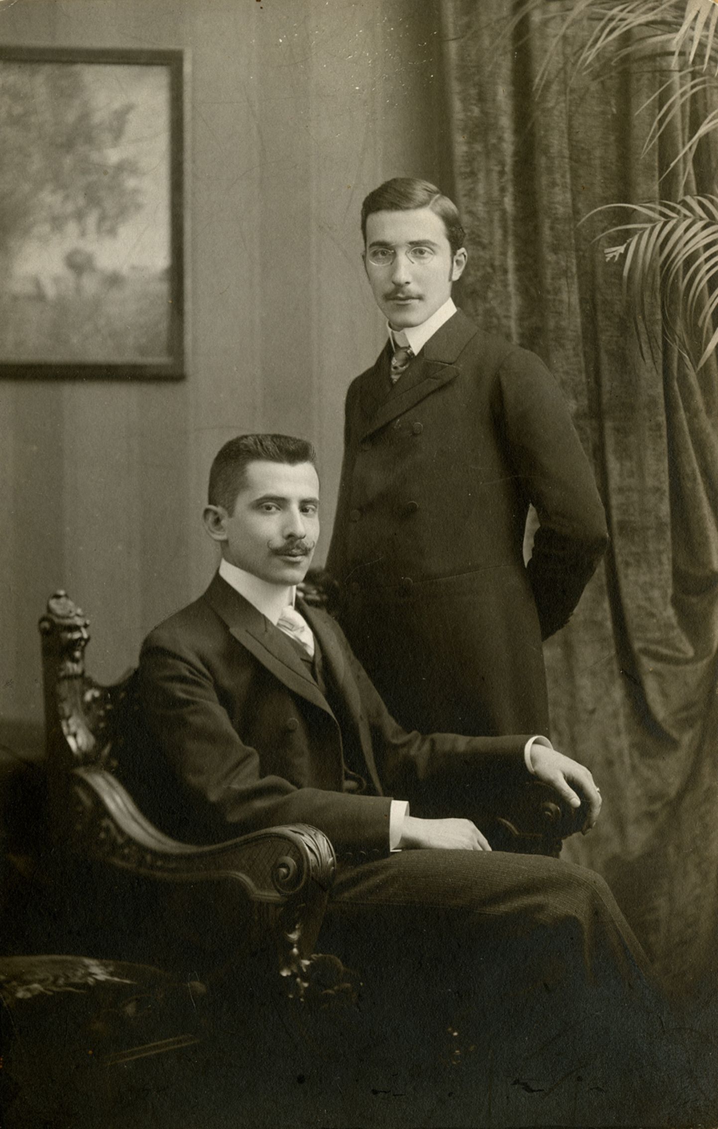Stefan Zweig (seismas) oma venna Alfrediga Viinis (umbes 1900 aasta paiku).