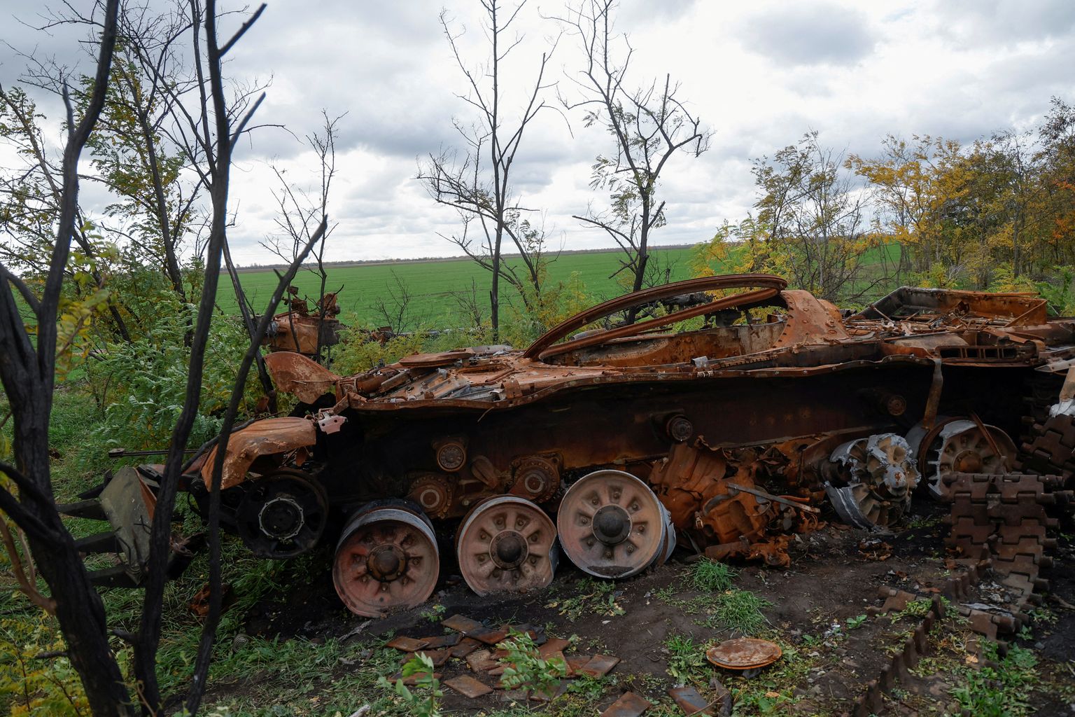 Iznīcināts krievu T-72 tanks frontes līnijas tuvumā Mikolajivas apgabalā Ukrainā