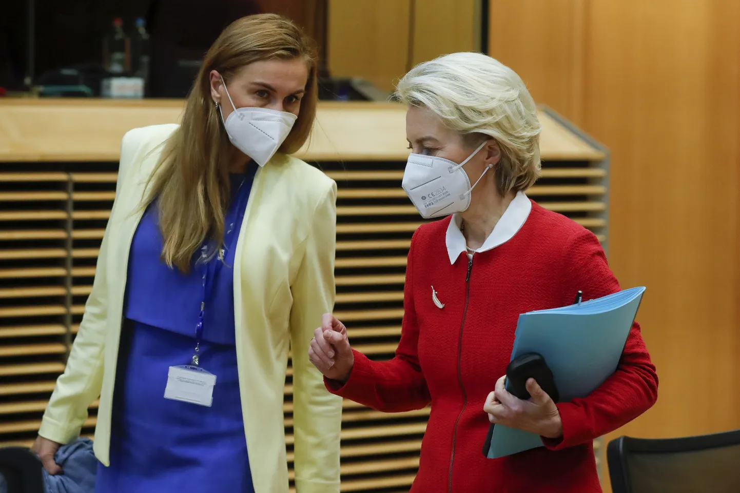 Euroopa Komisjoni energeetikavolinik Kadri Simson (vasakul) ja komisjoni president Ursula von der Leyen (paremal).