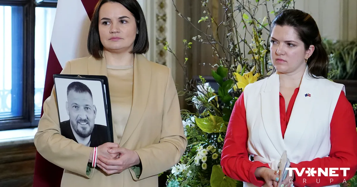 FOTO Parlamentā atklāj Baltkrievijas politieslodzīto zīmējumu izstādi