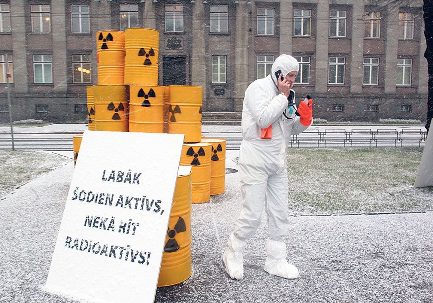 Один из латышских активистов, протестовавших на улице Риги против строительства атомной электростанции Висагинас в Литве.