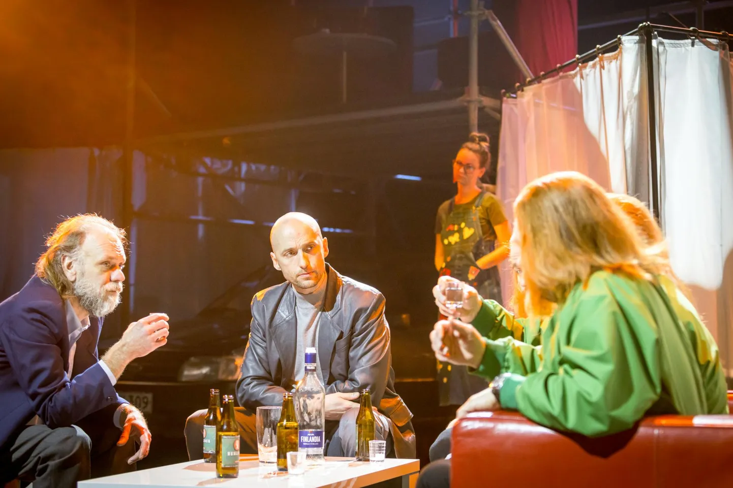 Endlas etenduv Ingomar Vihmari lavastus "15 meetrit vasakule" (autor Antti Tuuri, dramatiseeris Ott Kilusk) kujutab müügimees Eino Hiekka reisi Saksamaale ja tagasi.