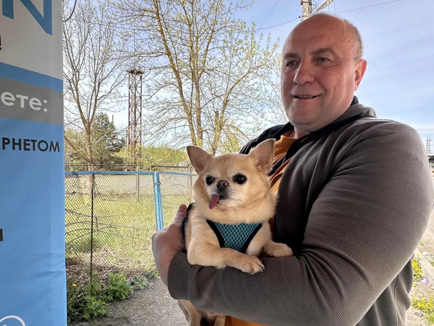 Taaskohtumine üle kolme aasta. Vadim ja tema lemmik, paksuke chihuahua Lunja, kes pidi ilma peremeheta kolm aastat võõraste juures okupatsiooni all elama. Koerakese päästmine oli terve ettevõtmine.