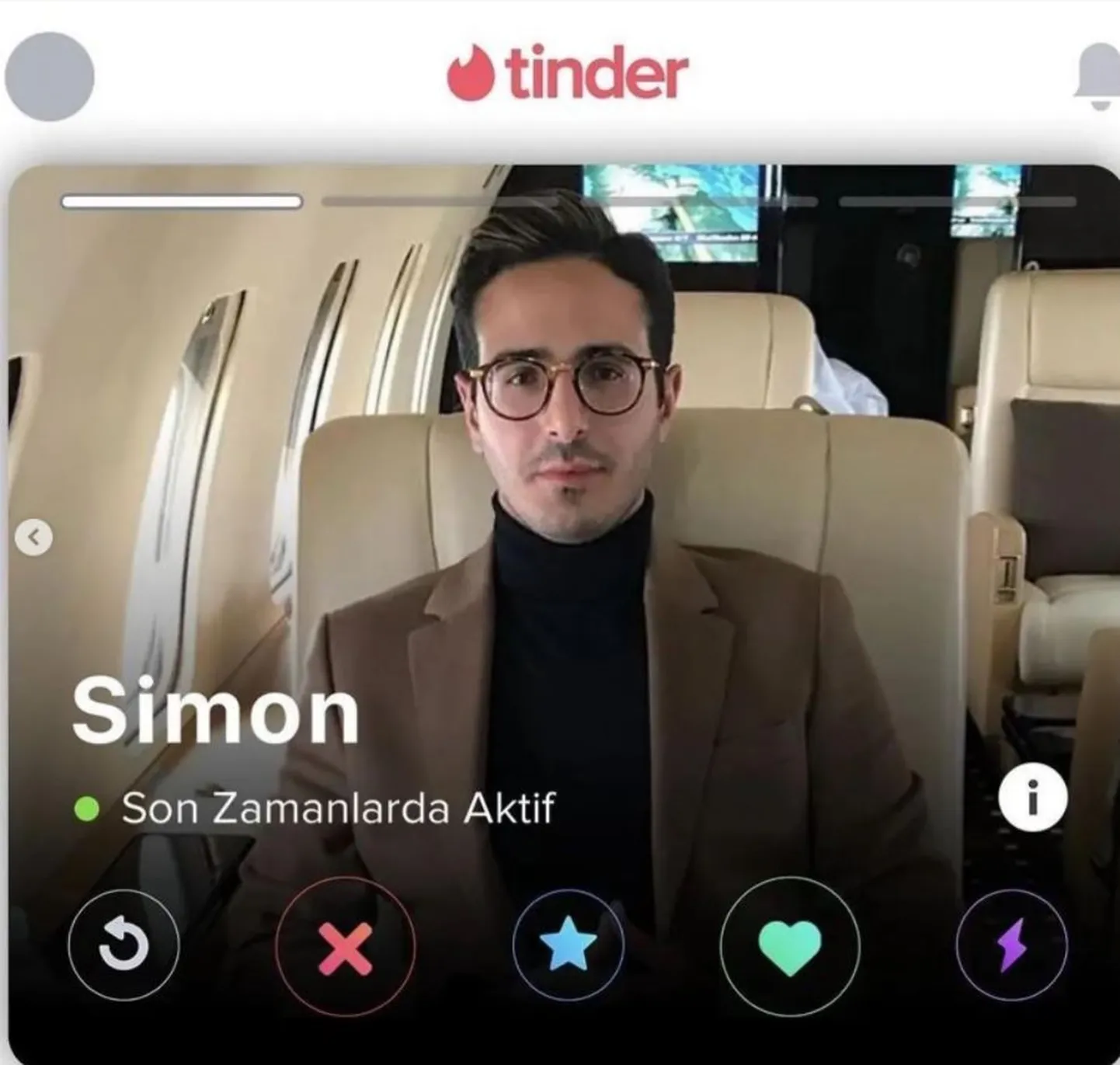 Вот так выглядел аккаунт афериста из Tinder