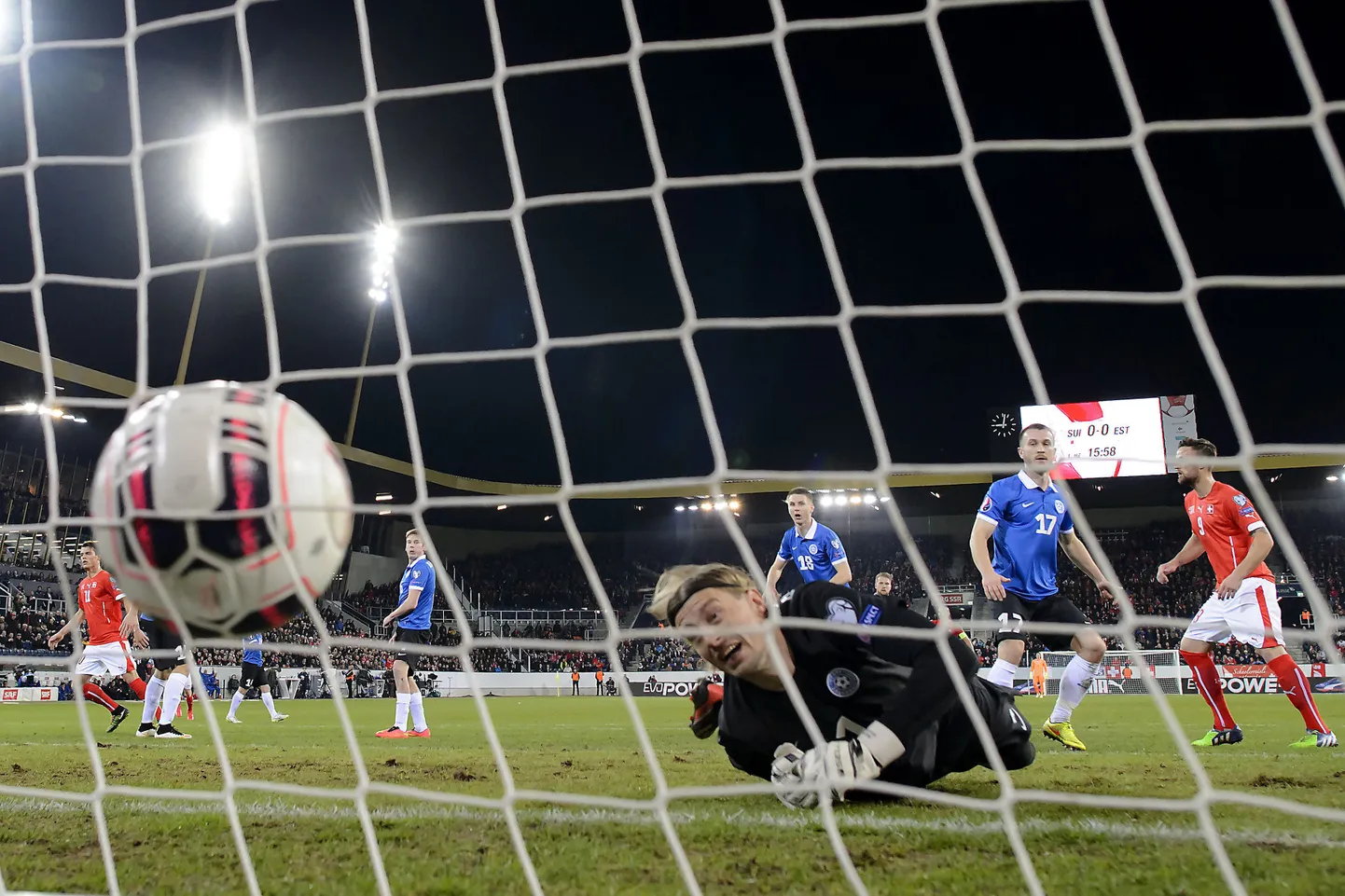 Sergei Pareiko (esiplaanil) vaatab, kuidas Fabian Schäri pealöök on langenud tema valvatavas väravas.