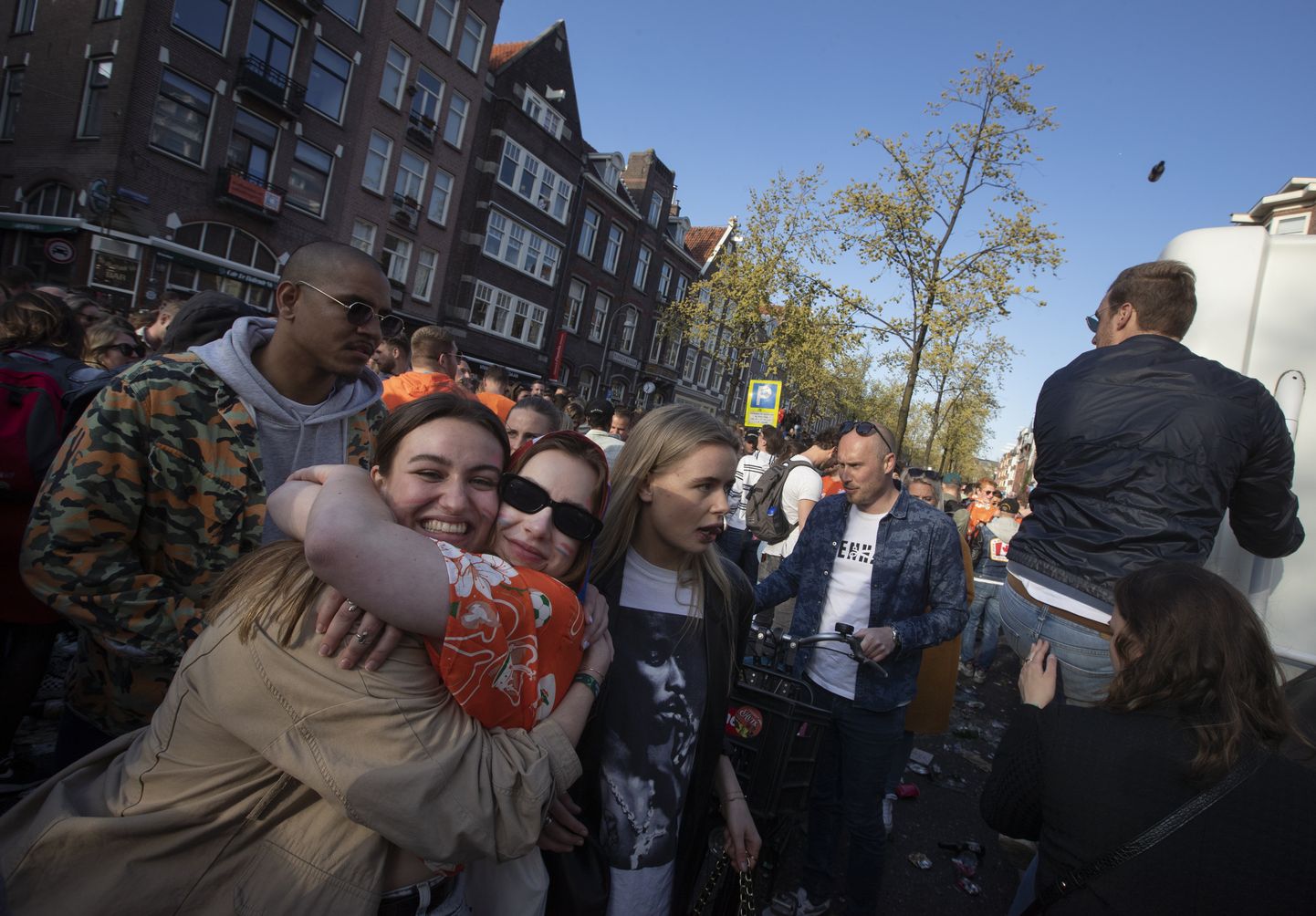 Rahvas Amsterdami keskel tähistamas.
