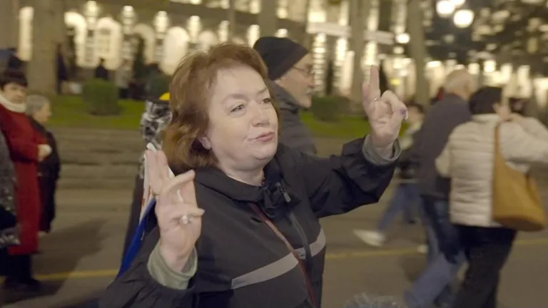Участница митинга выступает за "достойную европейскую жизнь"