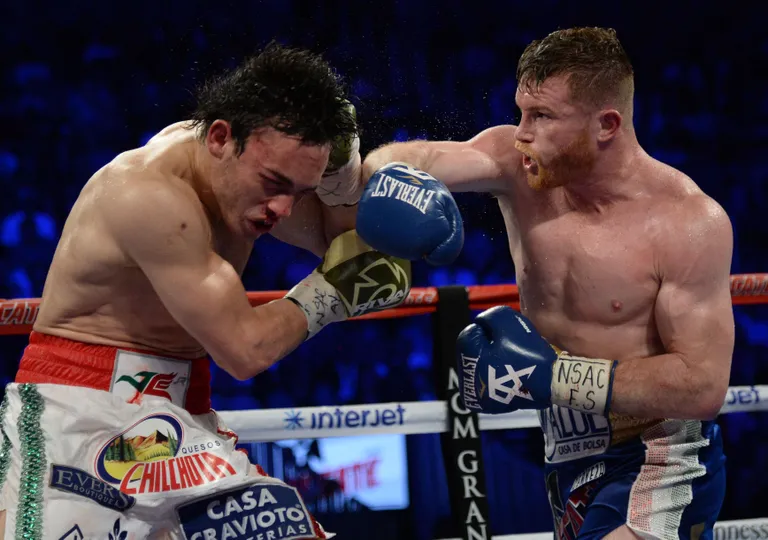 Saul «Canelo» Alvarez (paremal) nüpeldamas kaasmaalast Julio Cesar Chavez juuniorit.