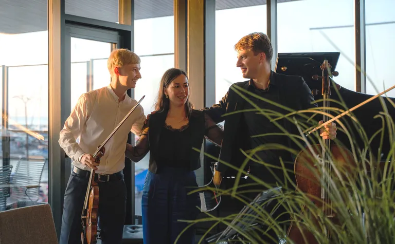Viiuldaja Hans Christian Aavik, pianist Karolina Aavik ja tšellist Marcel Johannes Kits.