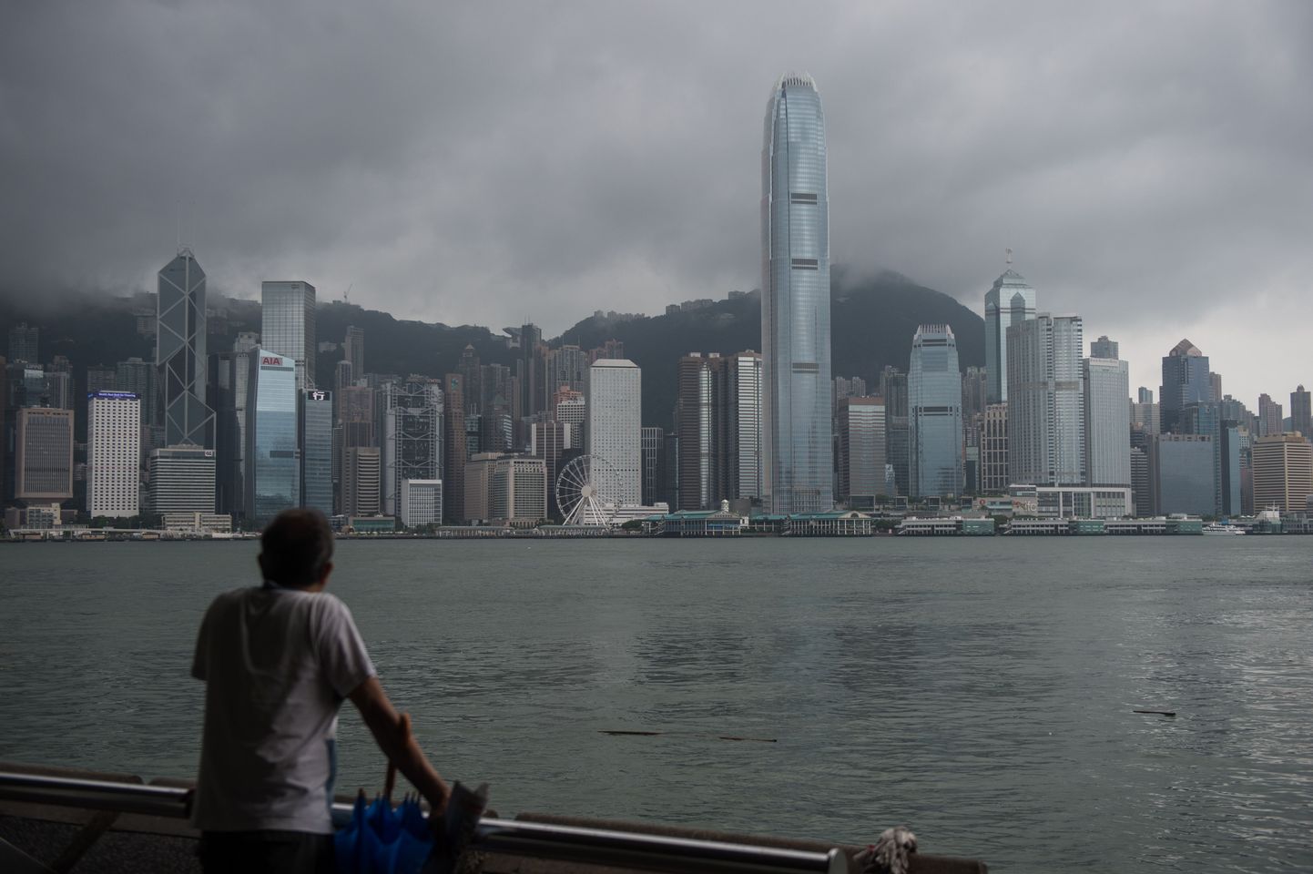 Гонконг под тучами принесенными тайфуном.