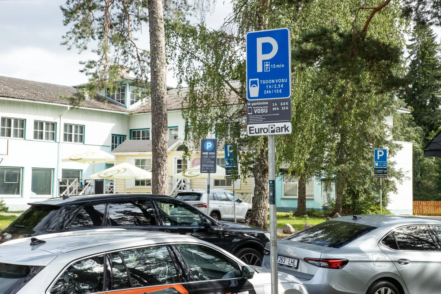Võsul on parkimine tasuline, kuid sellele vaatamata rannahooajal vabu kohti pole.