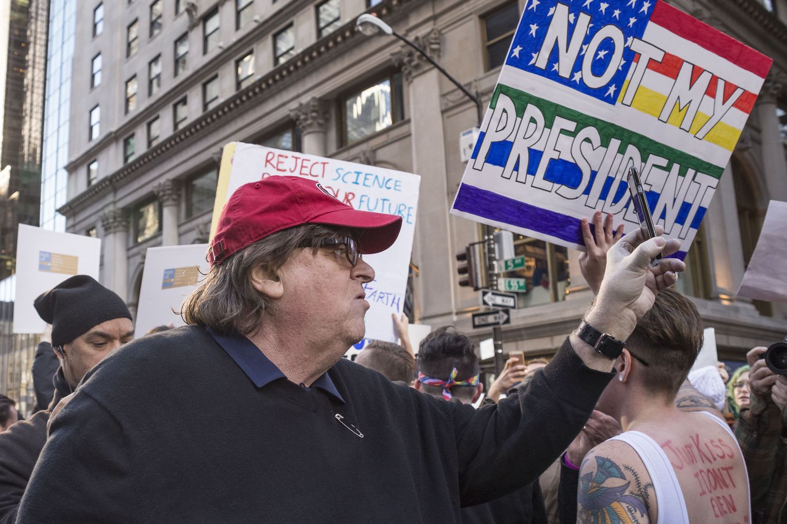 Michael Moore Donald Trumpi vastasel protestil septembris New Yorgis