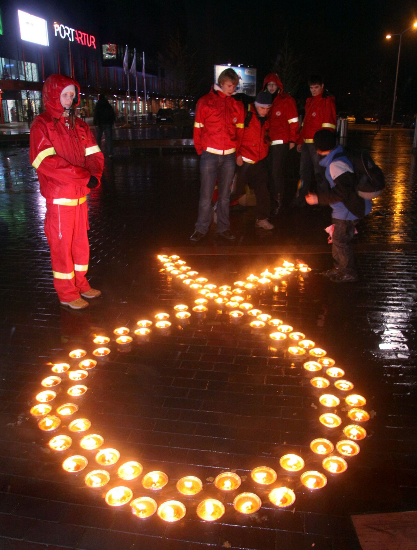 Punase Risti Pärnumaa seltsi noored süütasid eile Pärnu kaubanduskeskuste juures ülemaailmse aidsi vastu võitlemise päeva puhul küünaldest solidaarsuslipsud.