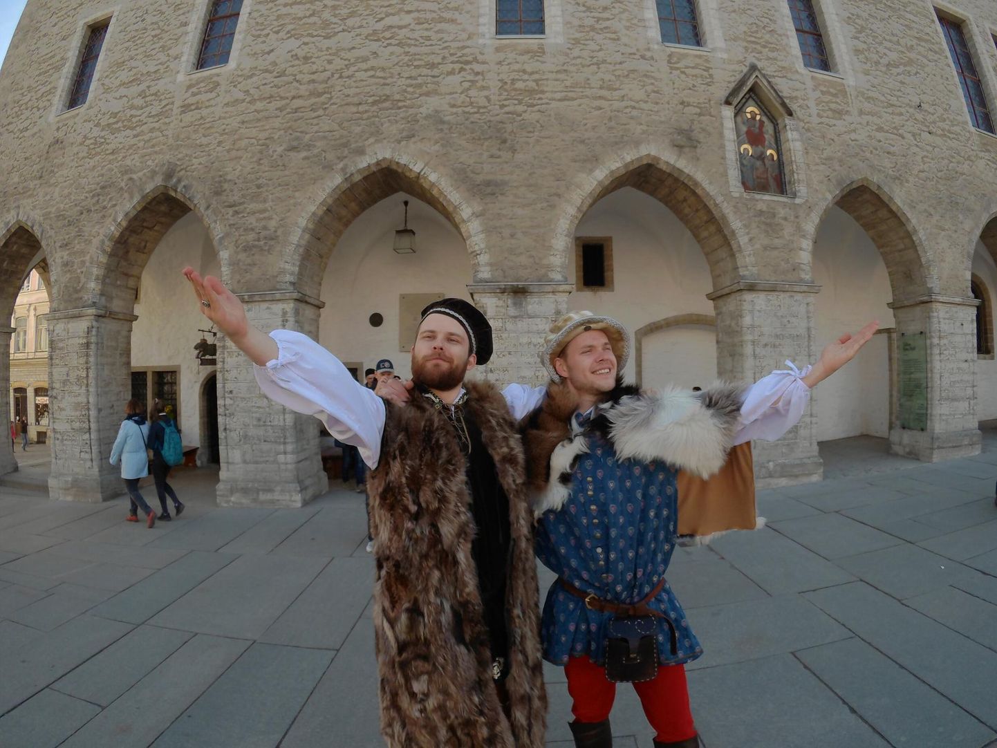 Ivar Pusmann ja Kaupo Rebane poseerivad Tallinna raekoja ees, olles riietunud keskaegseteks linnaelanikeks.