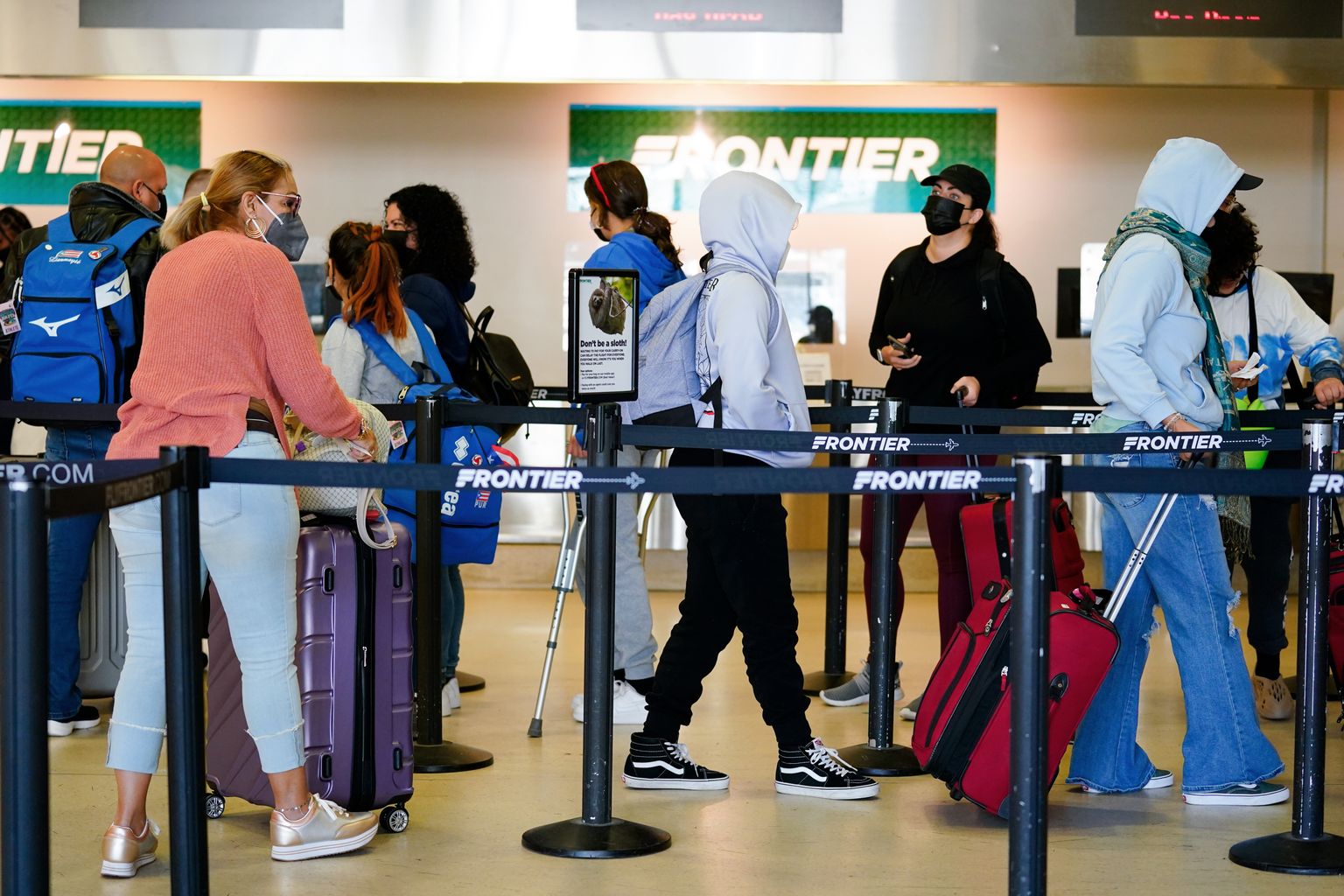 USA loobub lennureisijatelt koroonatesti nõudmisest. Pildil reisijad Philadelphia lennujaamas.